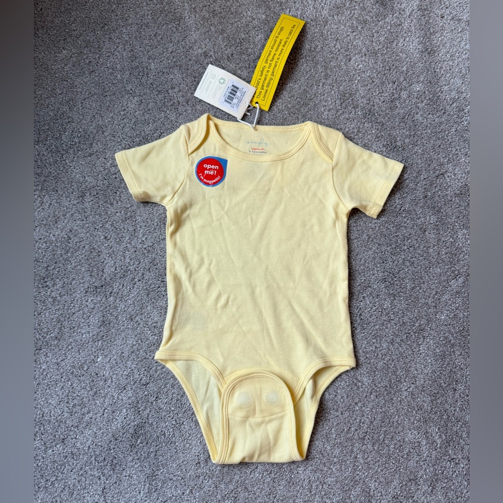 Magnetic Me Organic short sleeve Body Suit in Banana Pudding. NWT. 9-12 months.